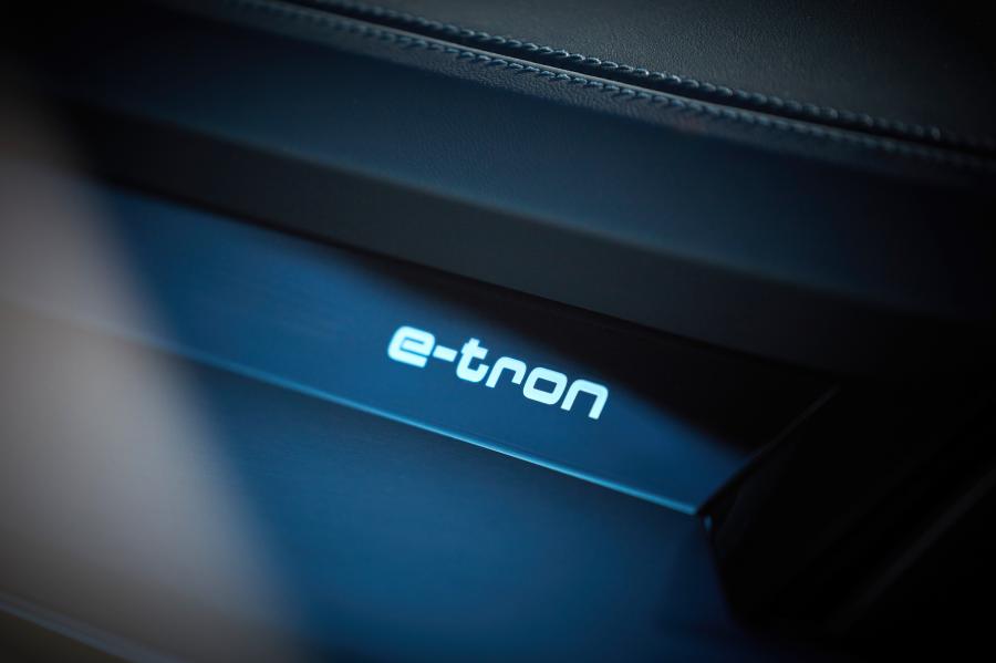 Логотип Audi e-tron 55 Quattro 2020 года  (AU) (фото 7 из 13)